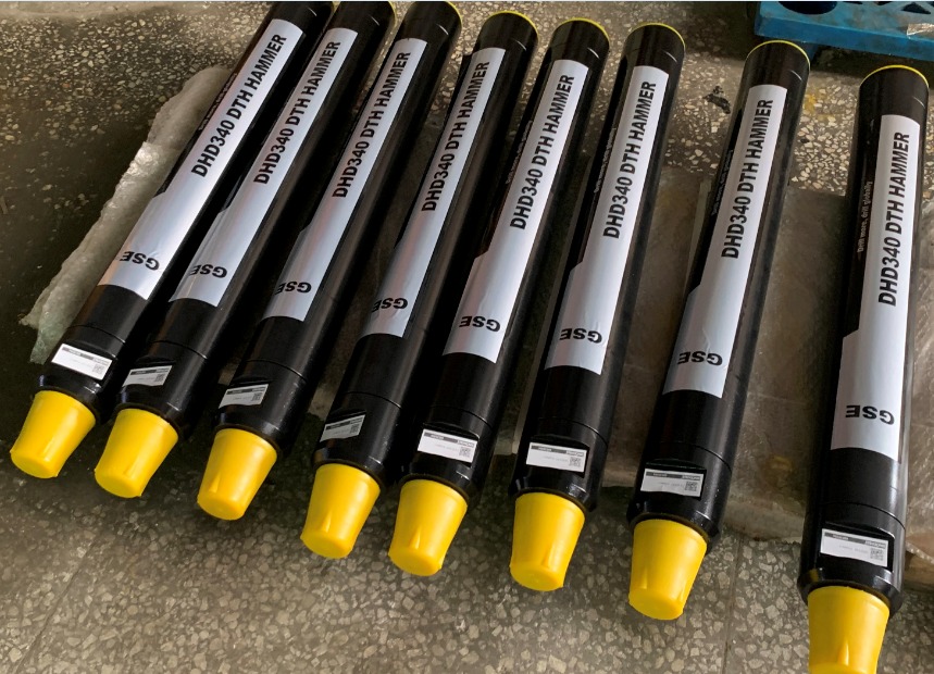 Martillos DHD 340 DHT y DHD 350 DHT Ambos de muy alta durabilidad, funcionan con eficacia para convertir la presión de aire en energía de impacto, transfiriendo fuerza de rotación a bits DTH. El martillo DTH es de última generación de acero de aleación superior y diseño robusto. Se ha demostrado que el martillo DTH tiene más vida, menor consumo de aire y 15% mayor penetración de velocidad en comparación con los martillos convencionales, además, puede funcionar a presión de aire de 6 Bar a 35 Bar (0,6 ~ MPa). DHD 340