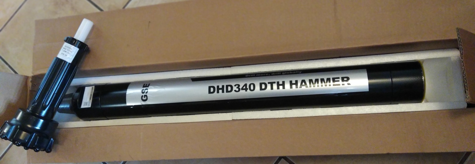 Ferretería del Perforador Ofrece: Martillo DTH 340 y Bit 5", de última generación. Compuesto de acero de aleación superior y diseño robusto. Se ha demostrado que el martillo DTH tiene más vida menor consumo de aire y 15% mayor penetración de velocidad en comparación con el convencionales DTH martillo en el mercado Además, puede funcionar a presión de aire de 6 Bar a 35 Bar (0,6 ~ MPa). $1.499.000 + iva y BIT 5 pulgadas. $499.000 +iva REBAJADO /Antes $799.000.- Invertir en tu negocio es invertir en tu crecimiento! En un solo Pozo recuperas tu inversión!. Precios en Oferta Enviamos a todo CHILE! ( Chilexpress, Starken)